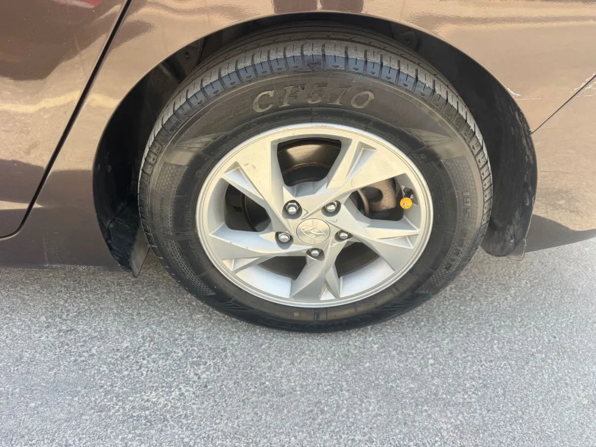 Car image 9