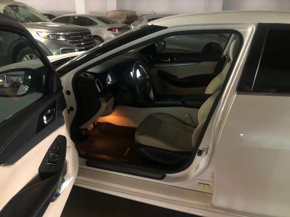 Car image 11