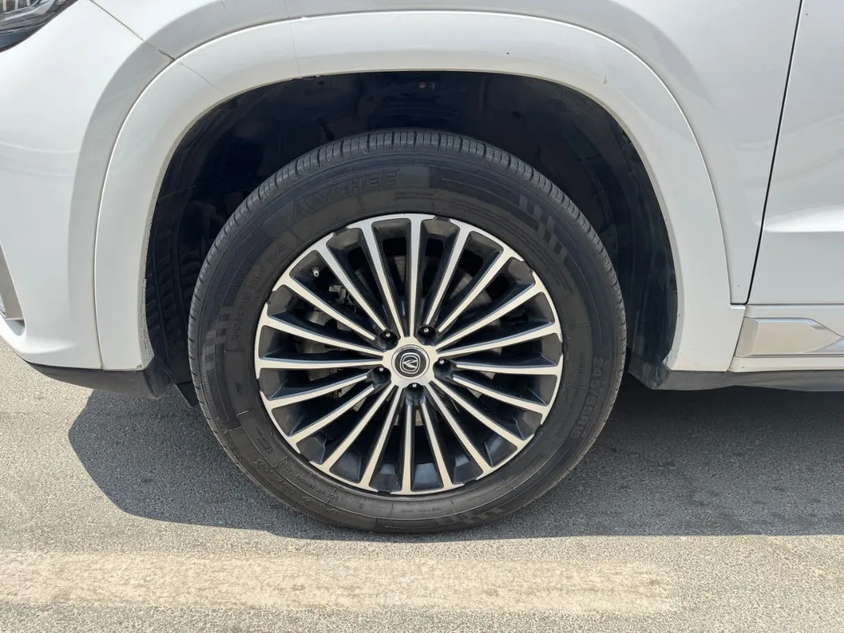 Car image 9