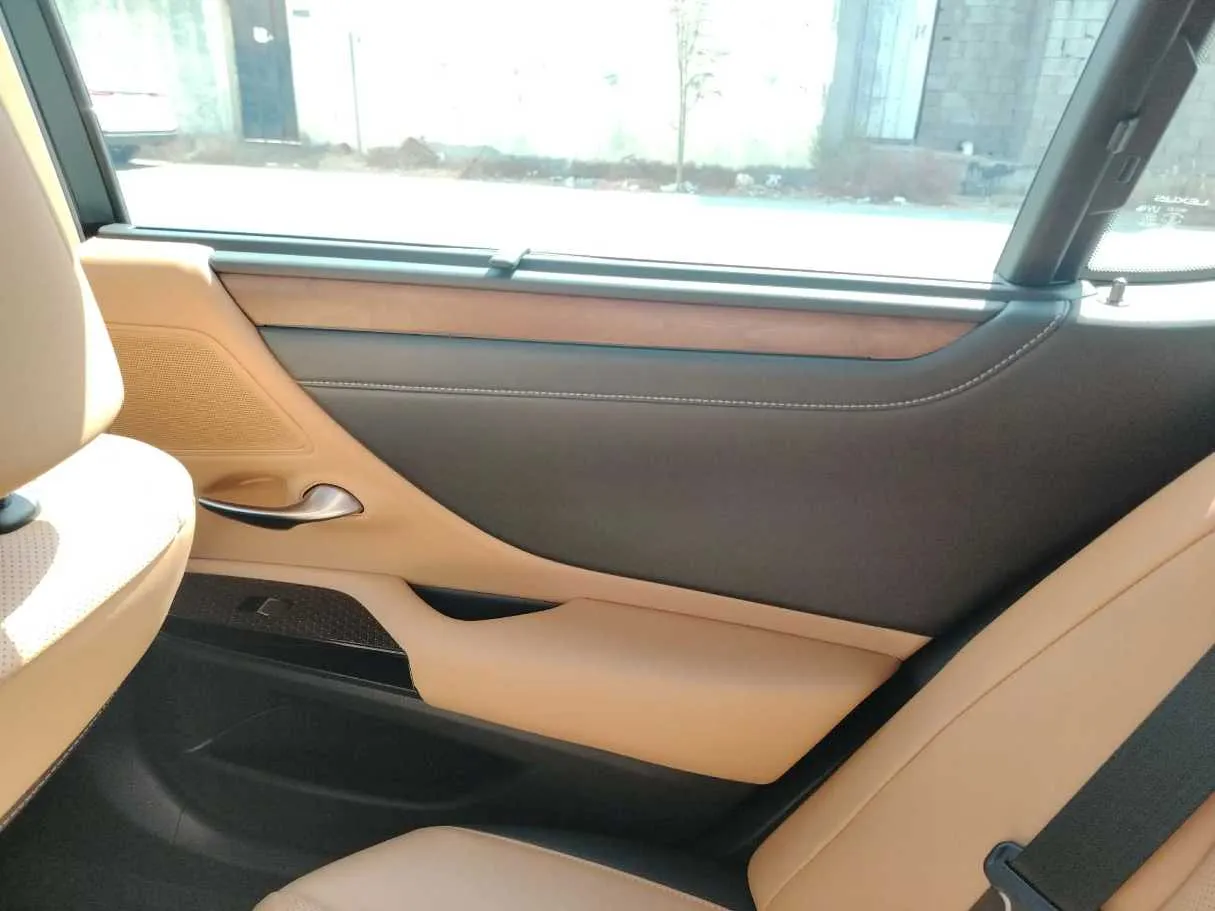 Car image 38