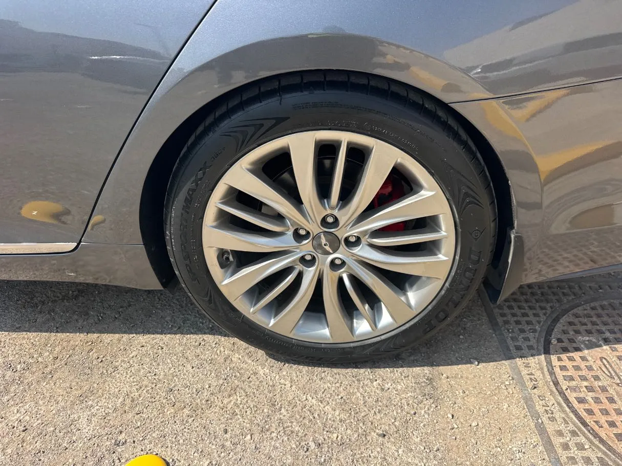 Car image 9