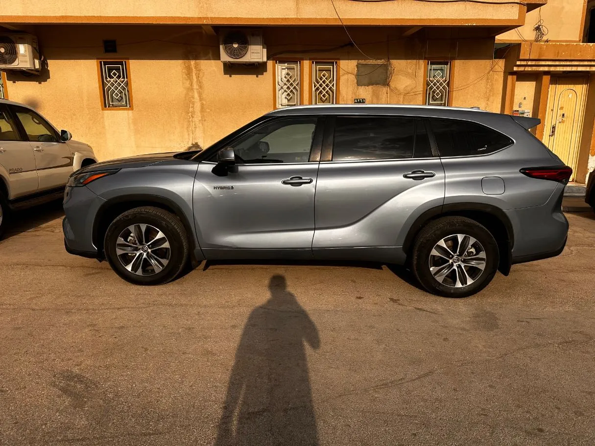 Car image 8
