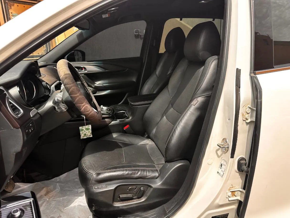 Car image 12