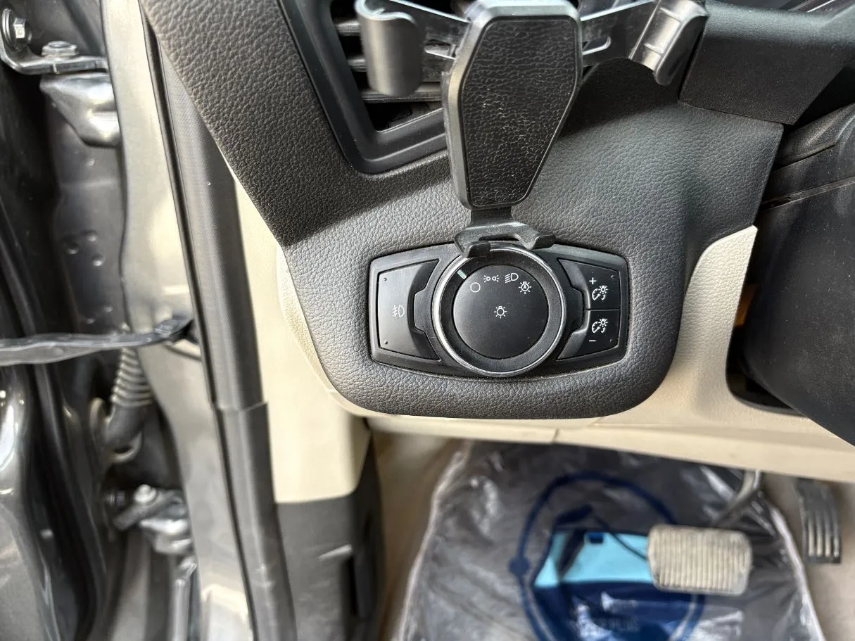 Car image 26