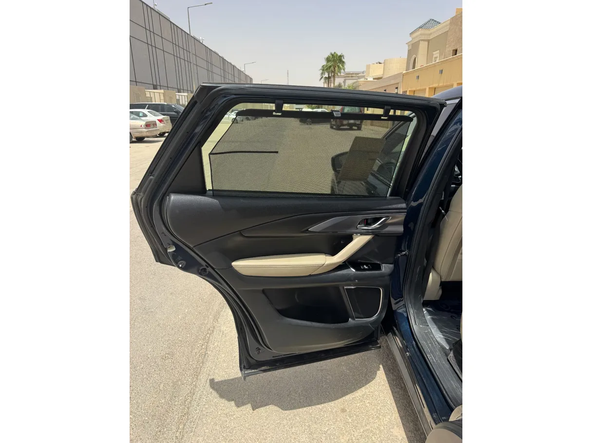 Car image 12