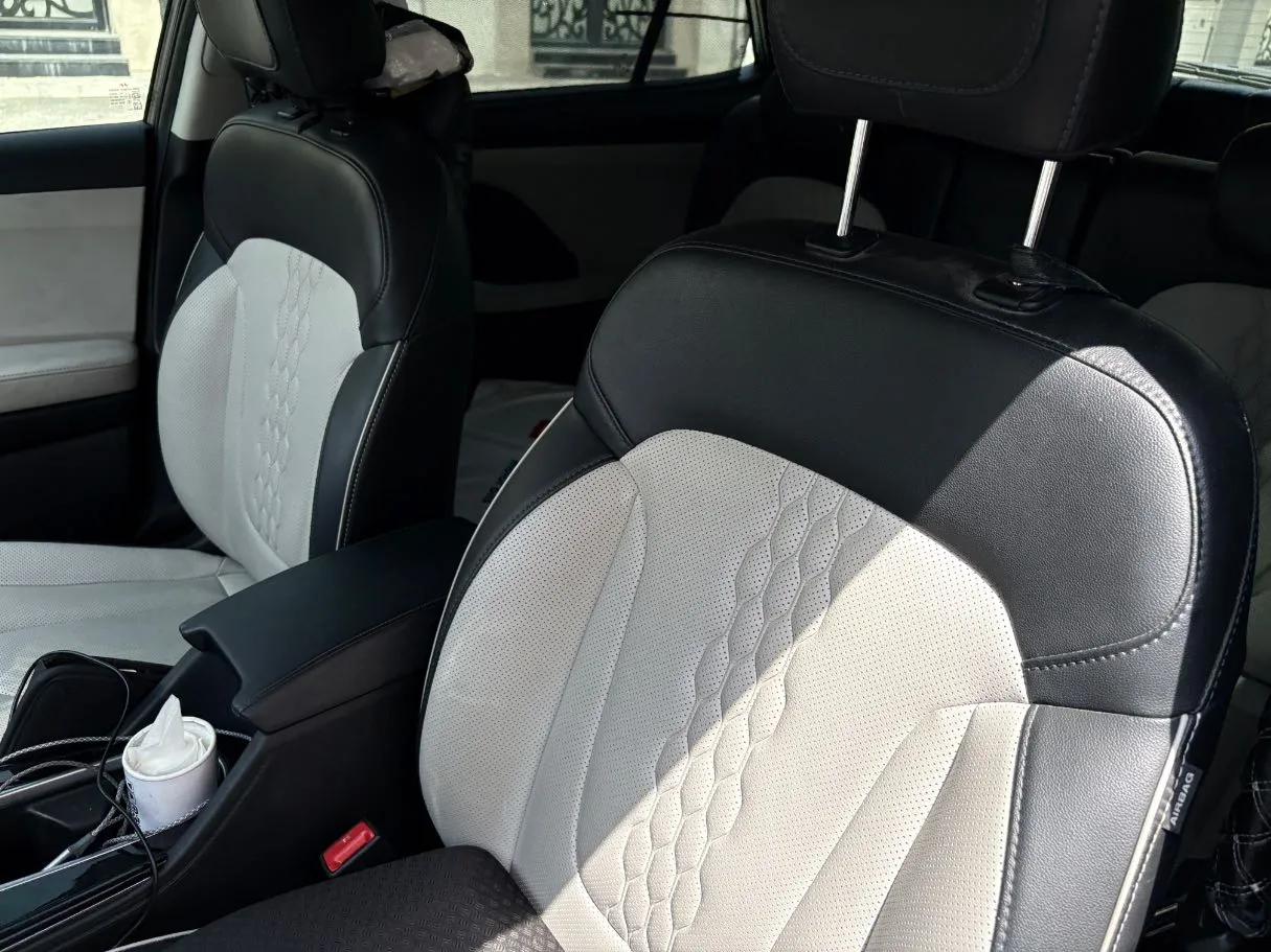 Car image 13