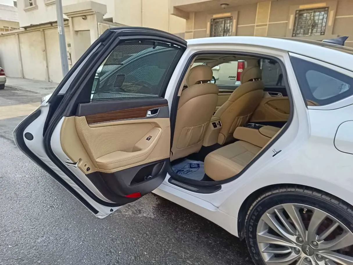 Car image 18