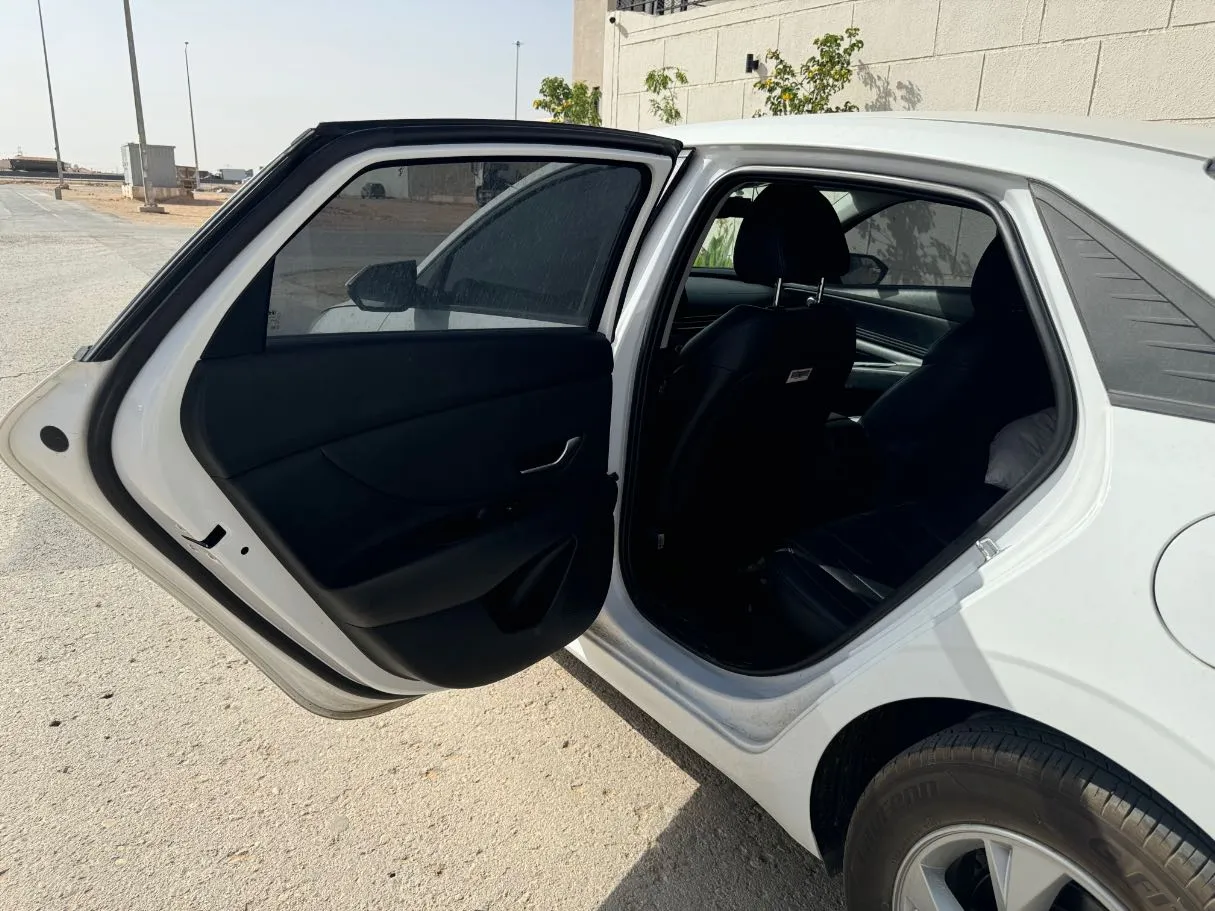 Car image 12