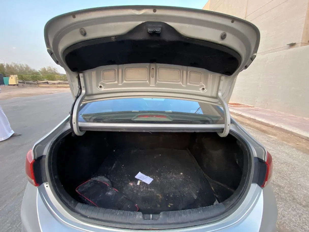 Car image 18