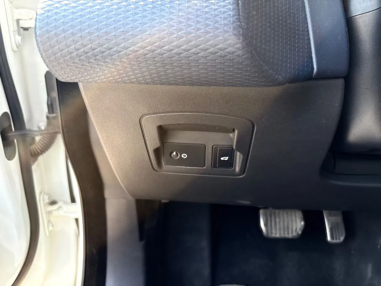 Car image 26