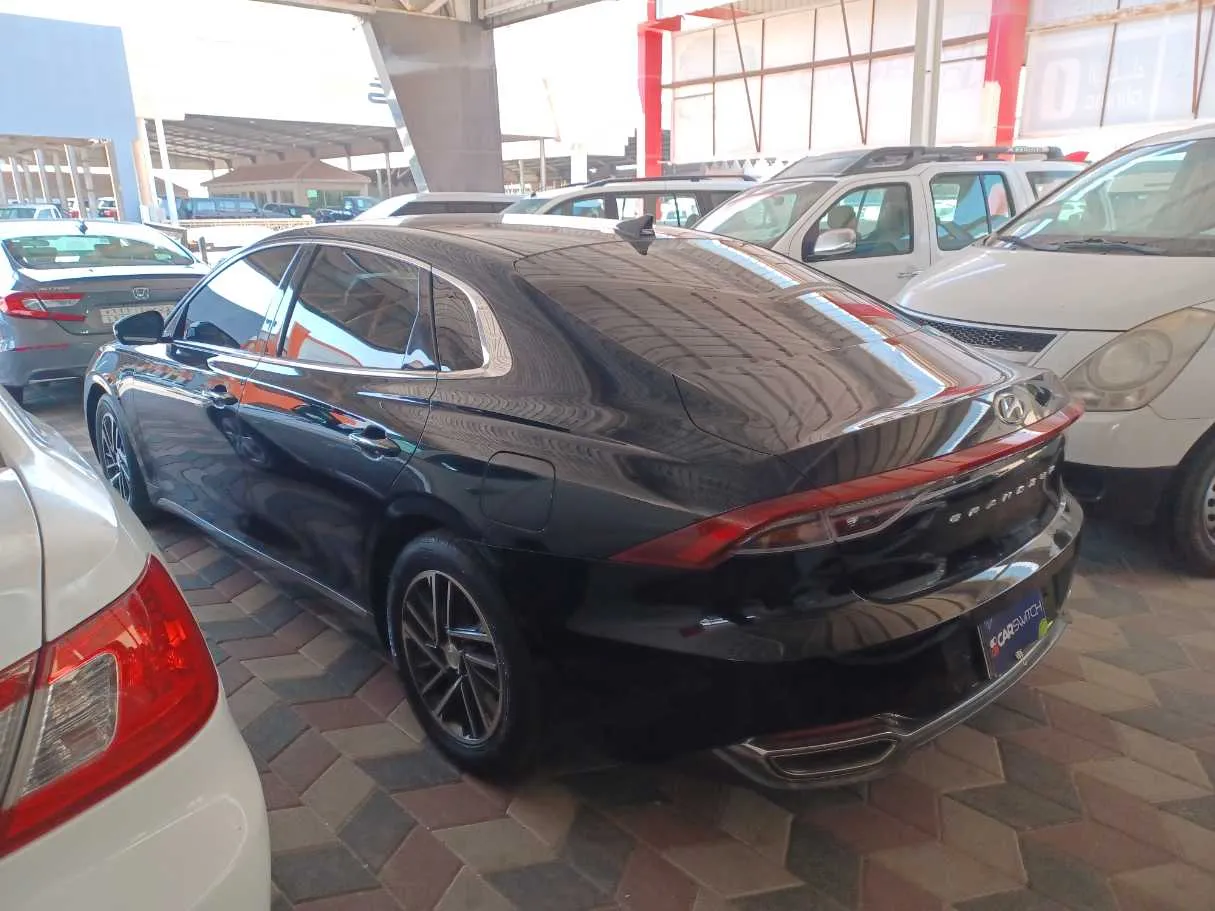 Car image 6