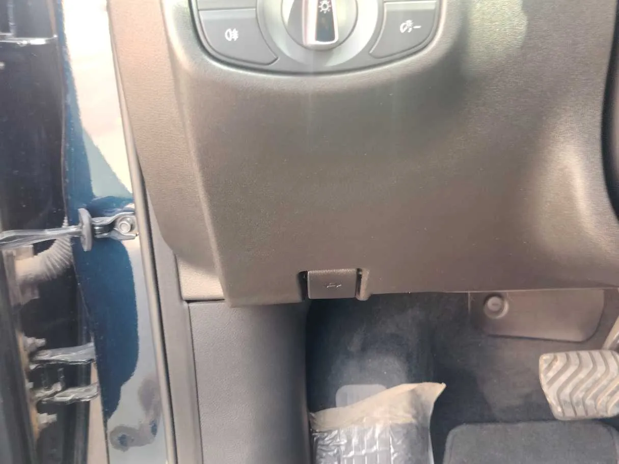 Car image 27