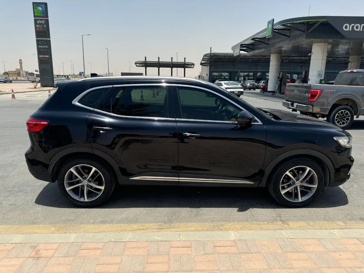 Car image 4