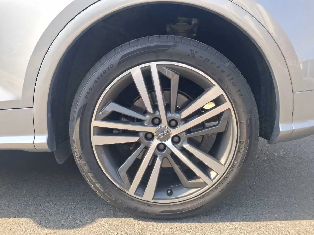 Car image 9