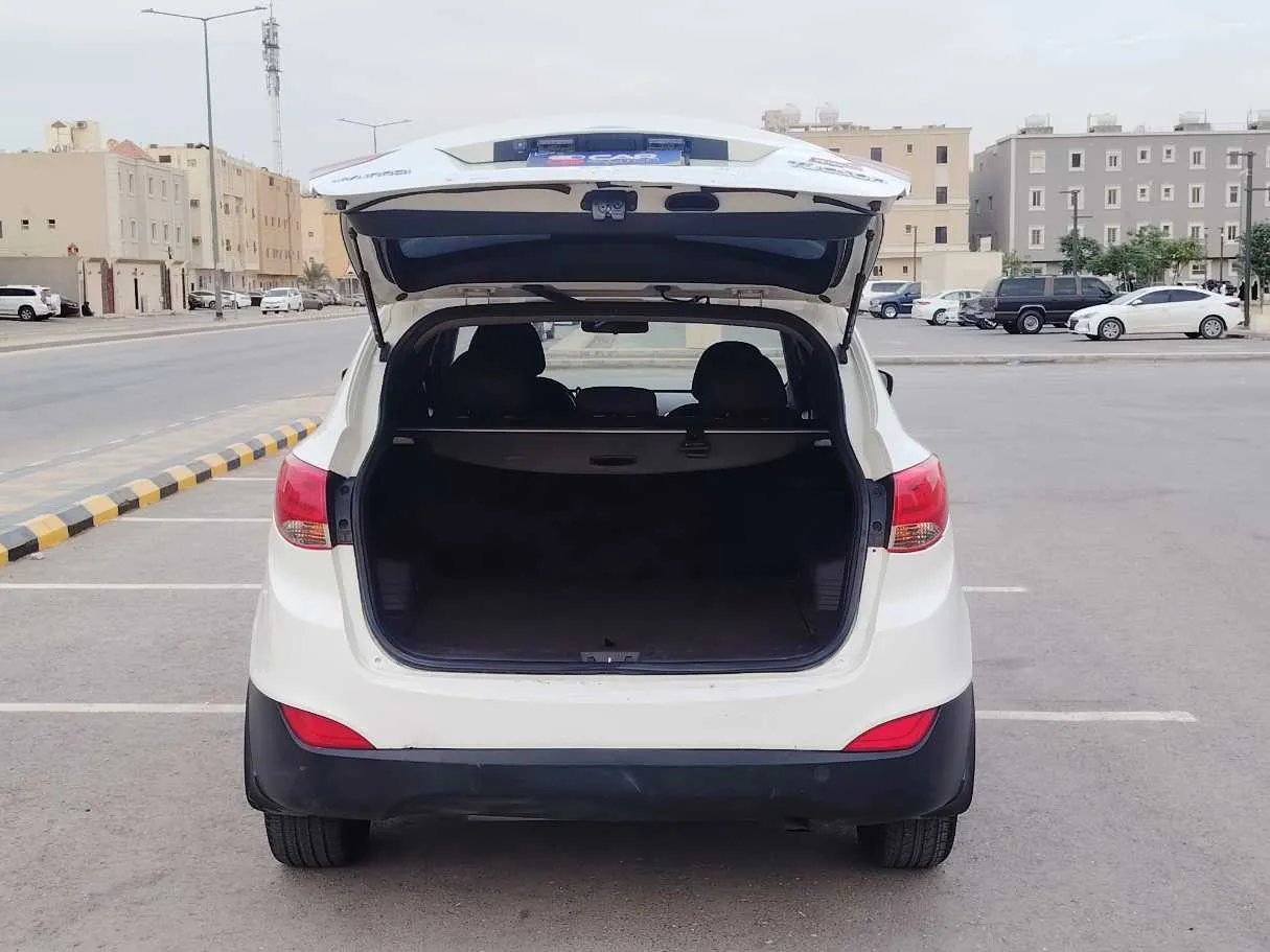 Car image 24