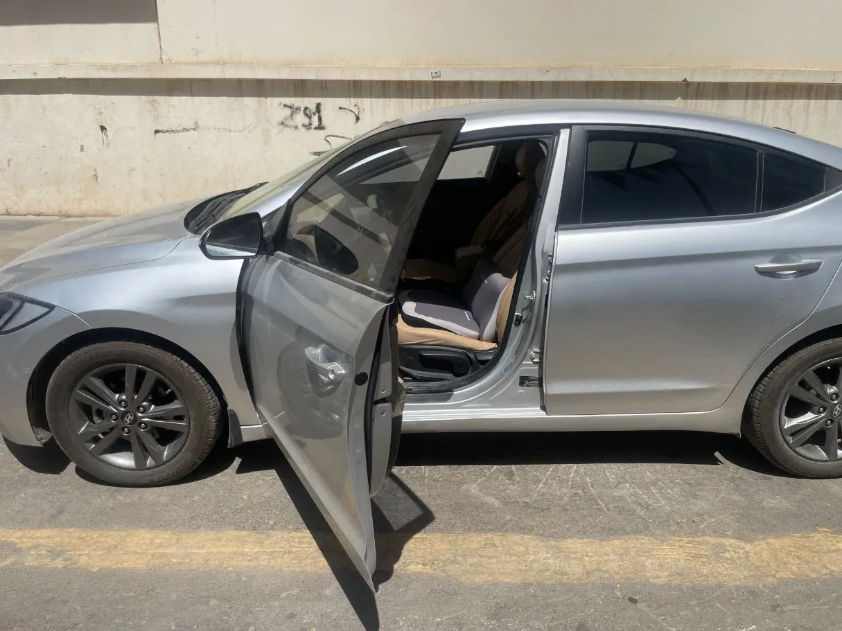 Car image 12