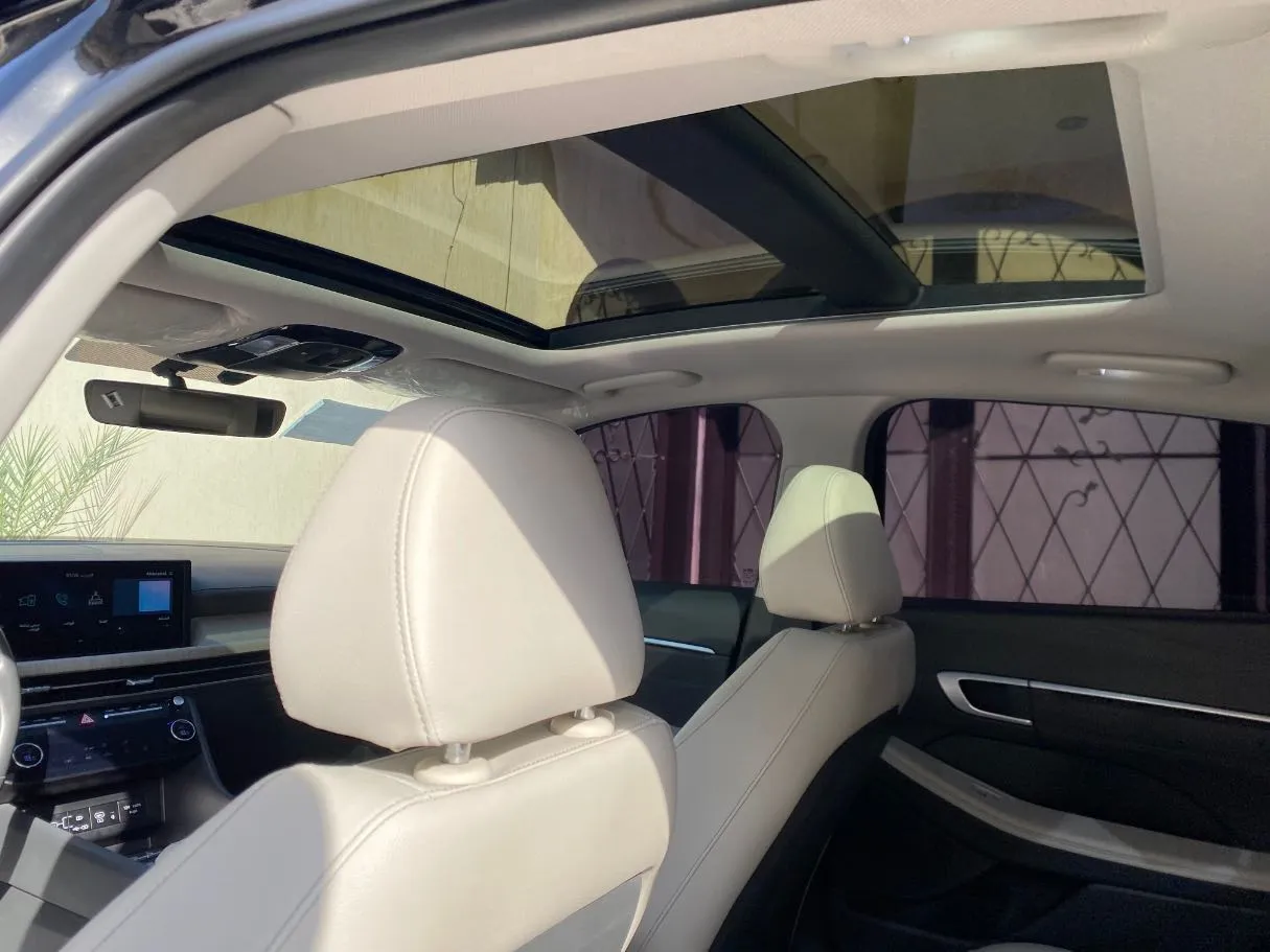 Car image 14