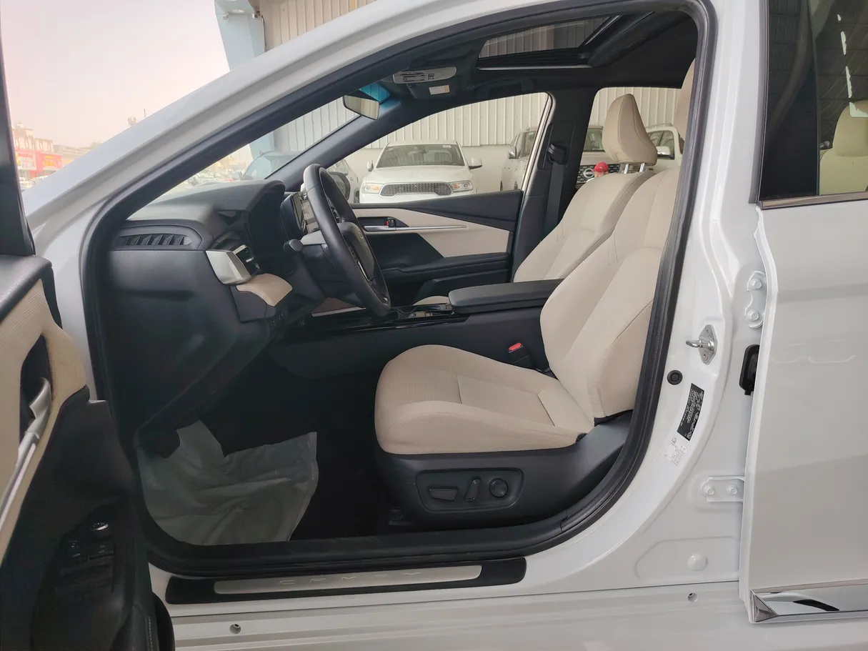 Car image 12