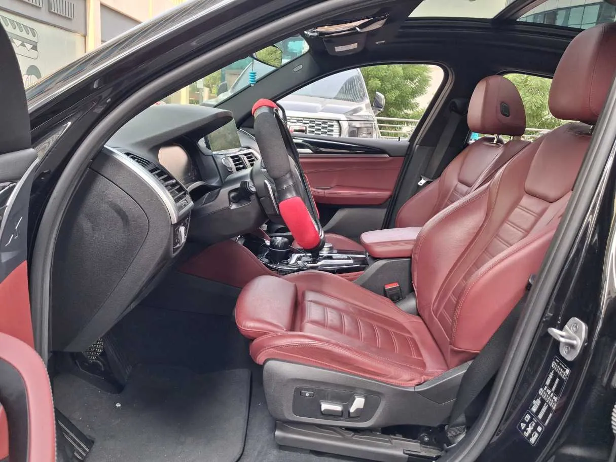 Car image 12