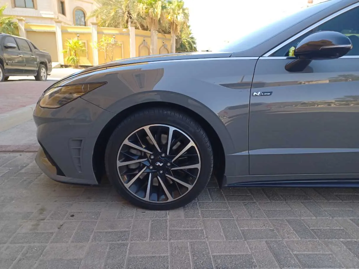Car image 9