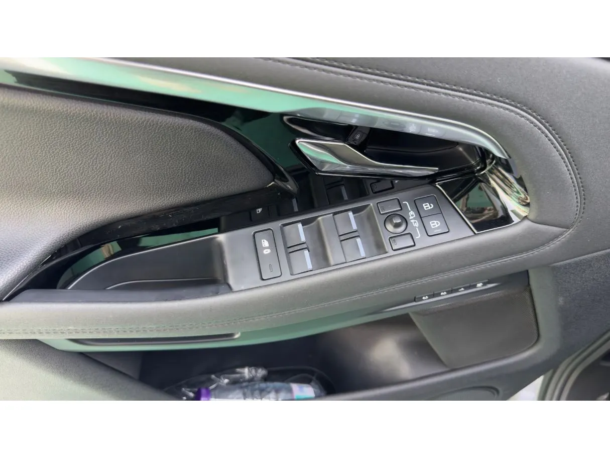 Car image 26