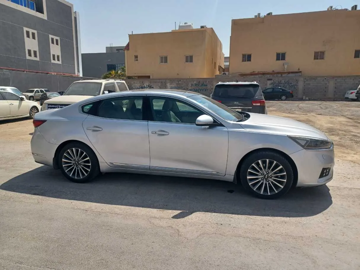 Car image 4