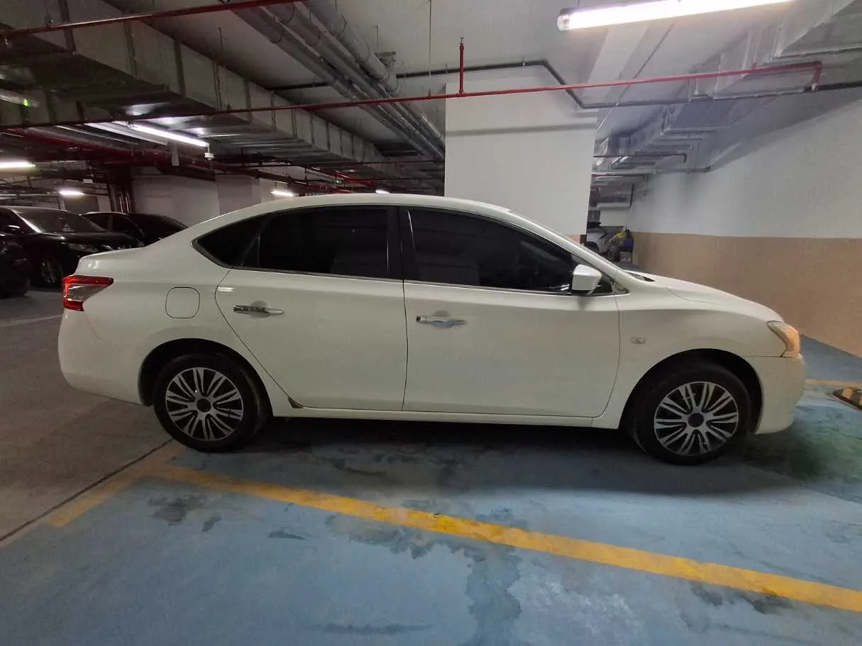 Car image 4