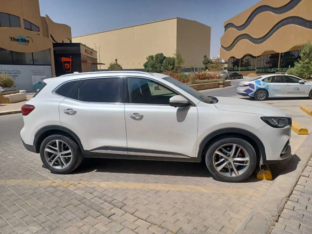 Car image 4