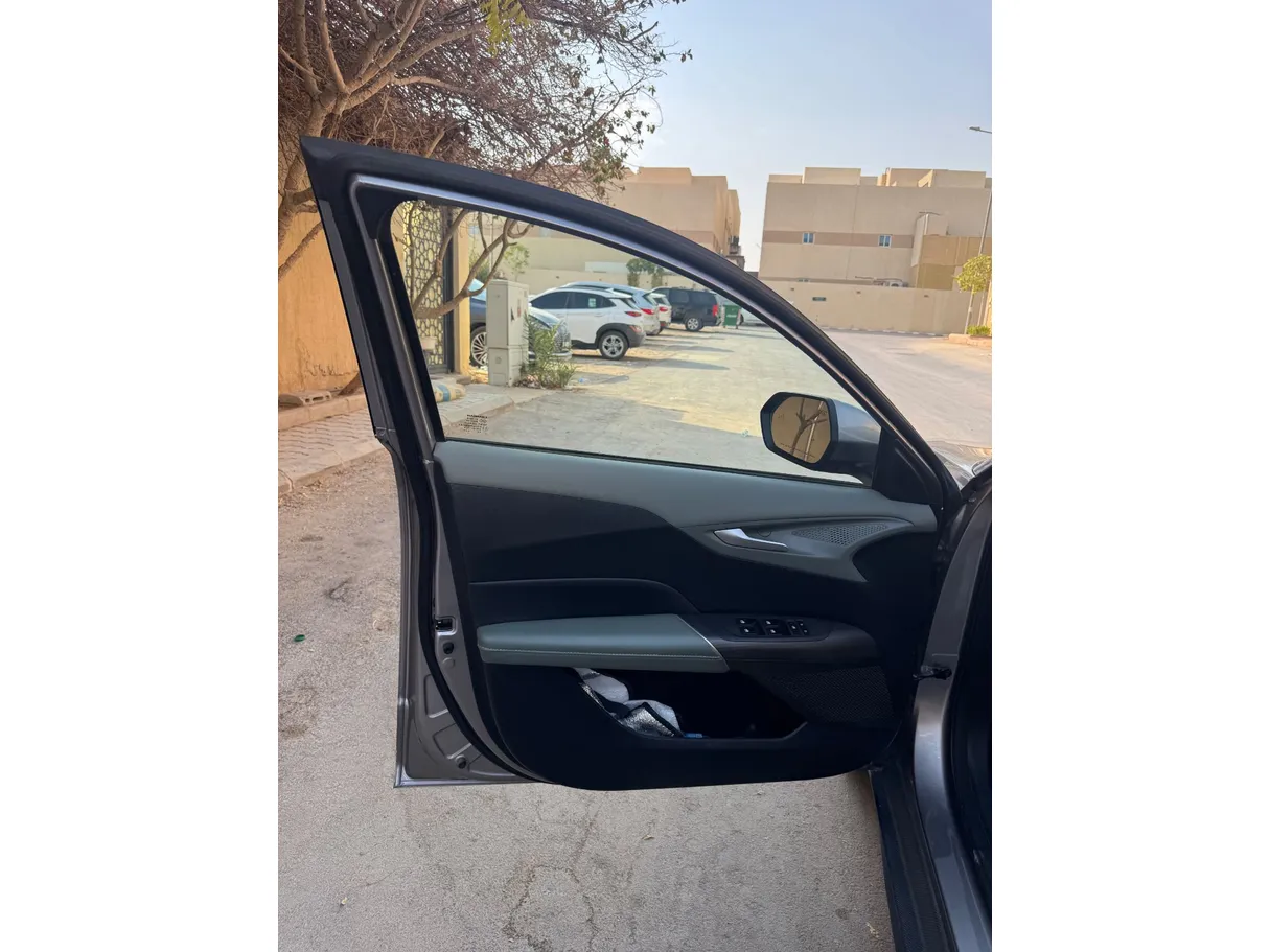 Car image 10