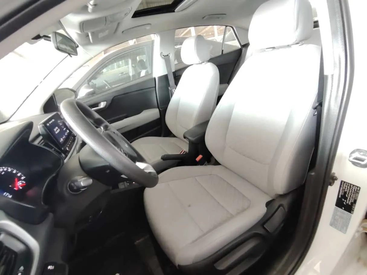 Car image 14