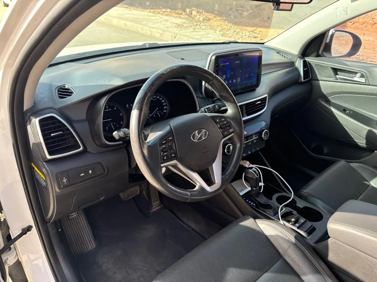 Car image 12
