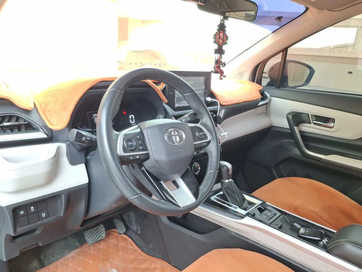 Car image 11