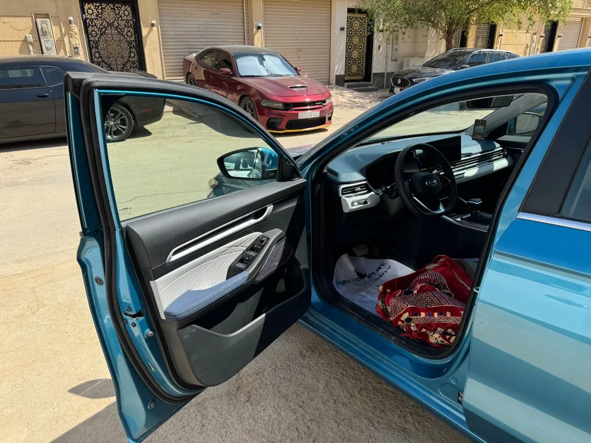 Car image 8