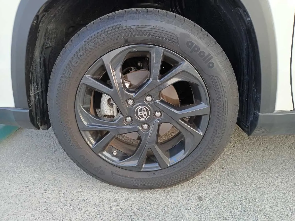 Car image 9