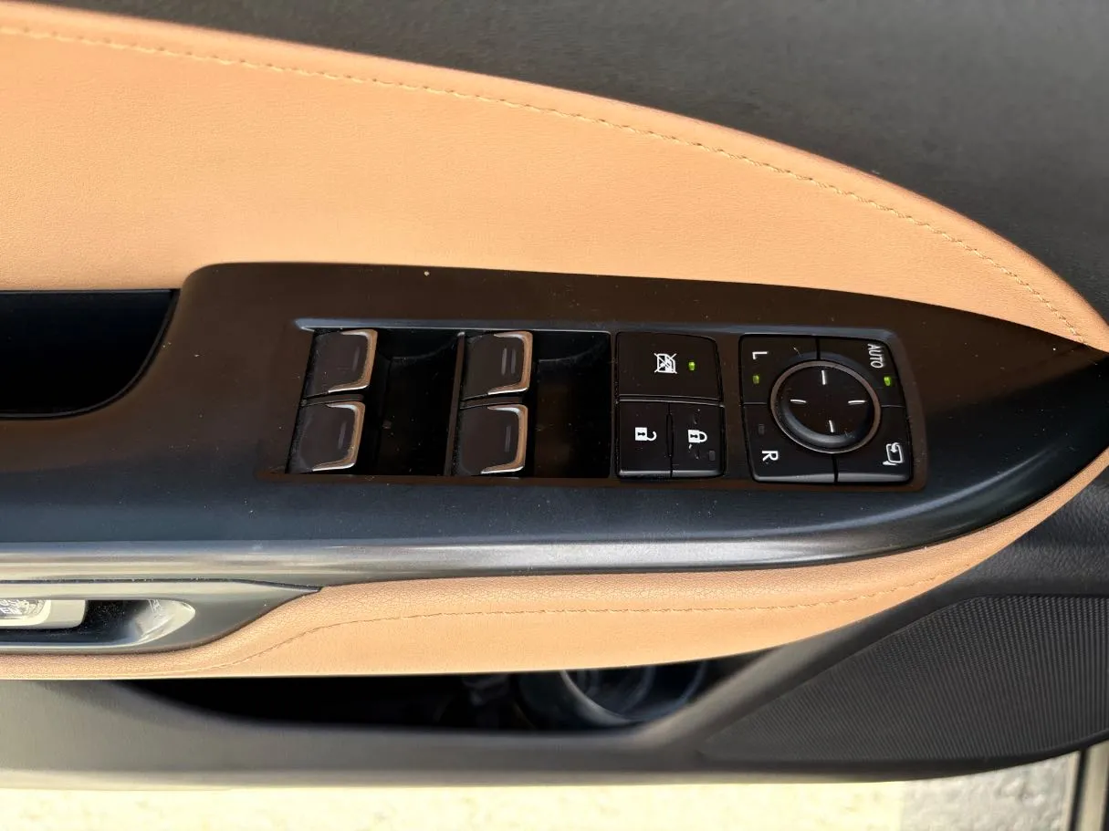Car image 27