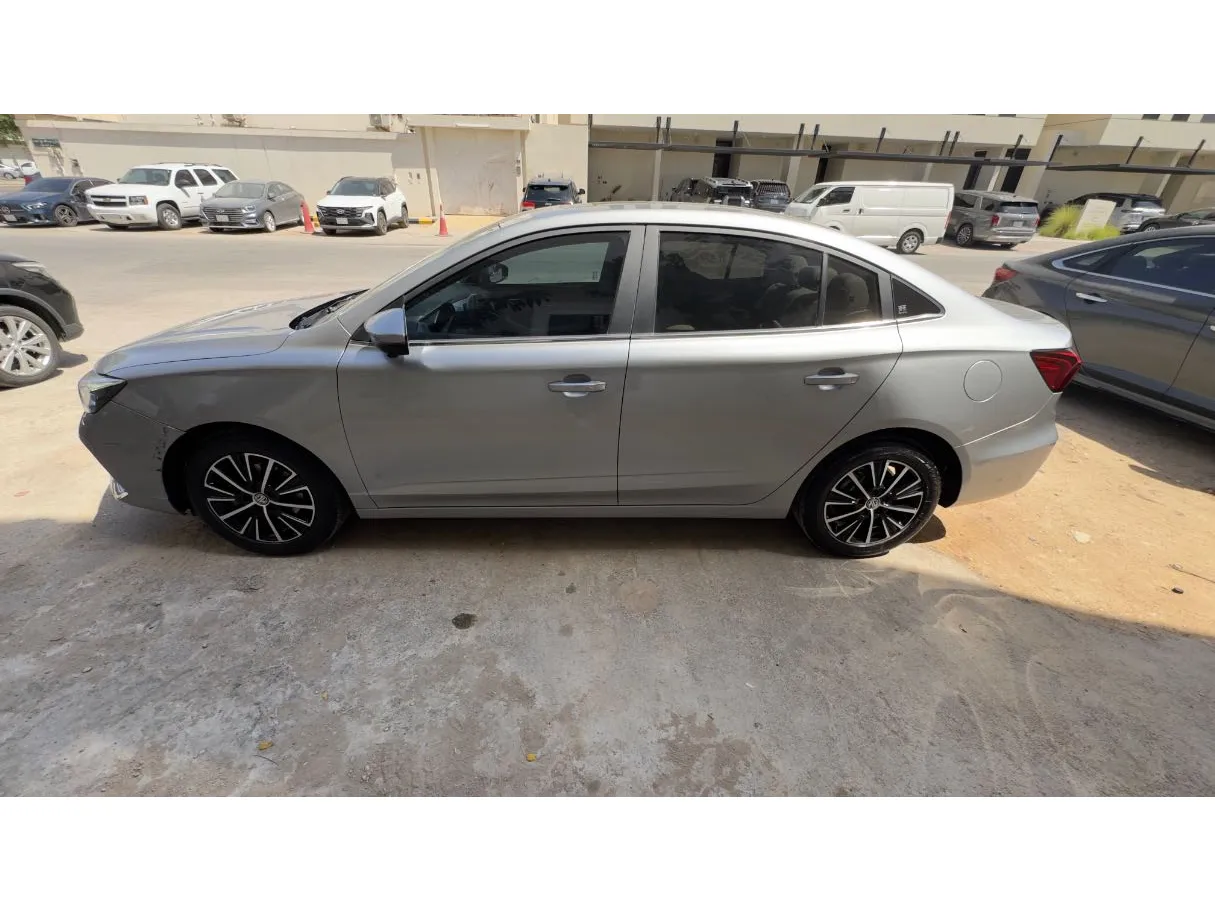 Car image 8