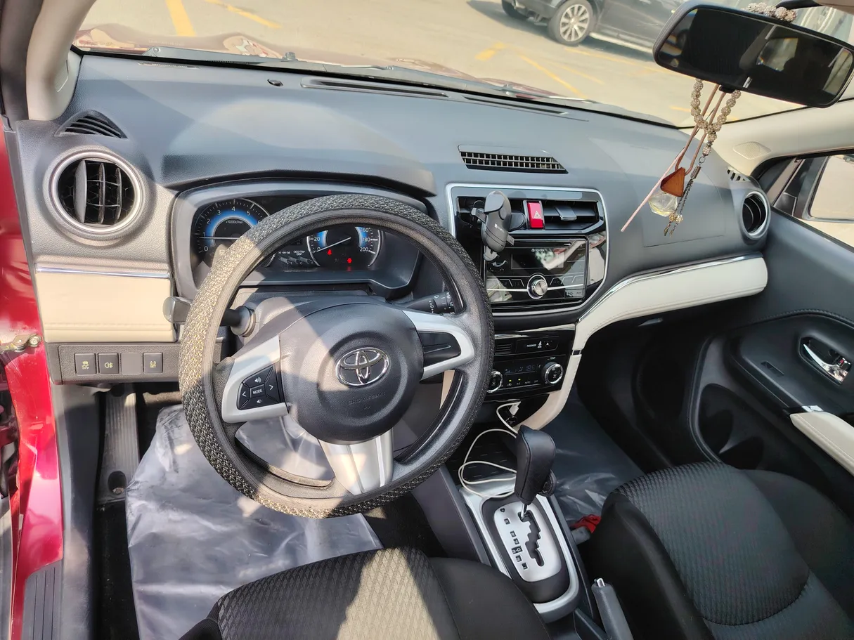 Car image 11