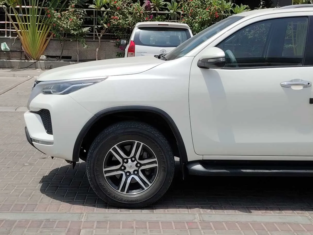 Car image 9