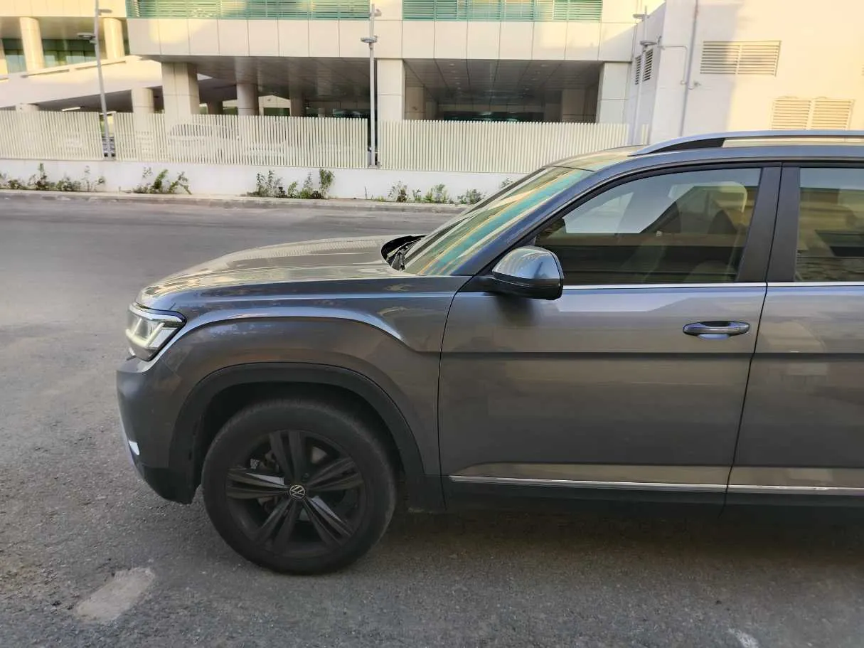 Car image 9