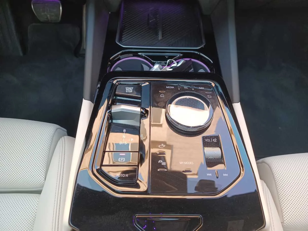 Car image 14