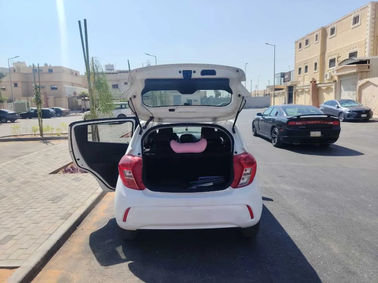 Car image 18