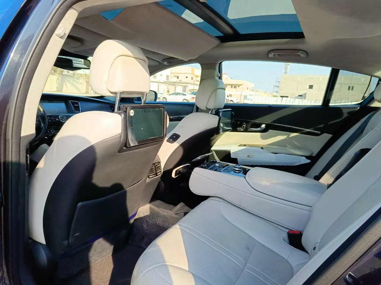 Car image 19