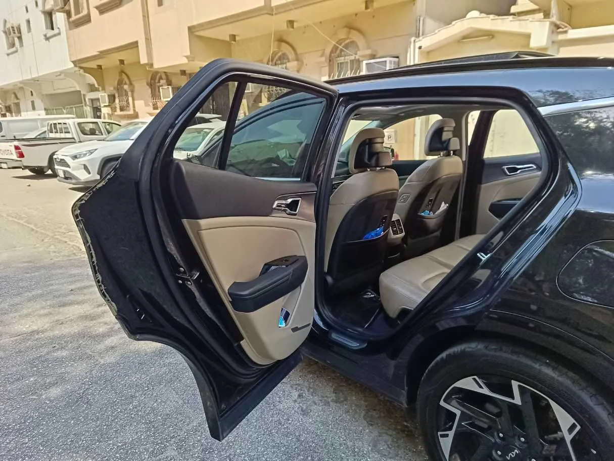 Car image 13