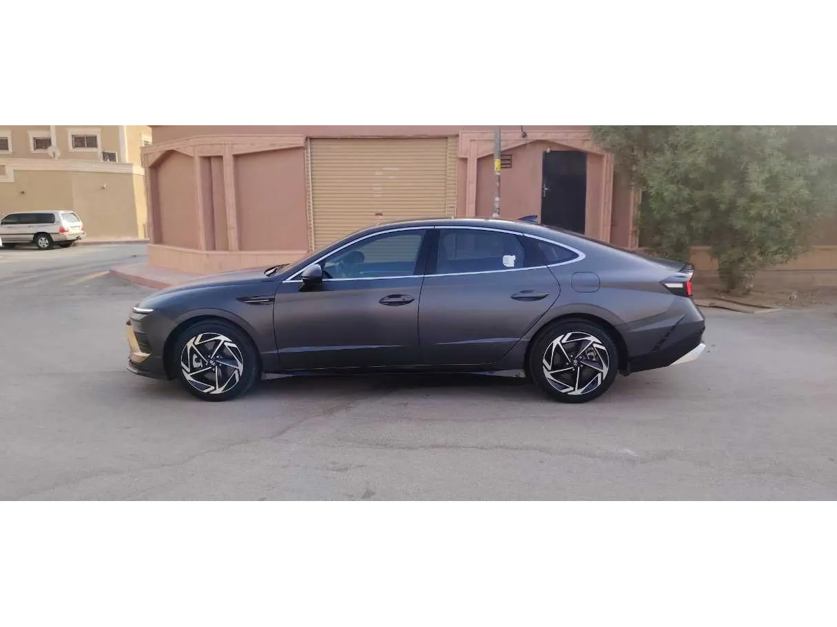 Car image 9