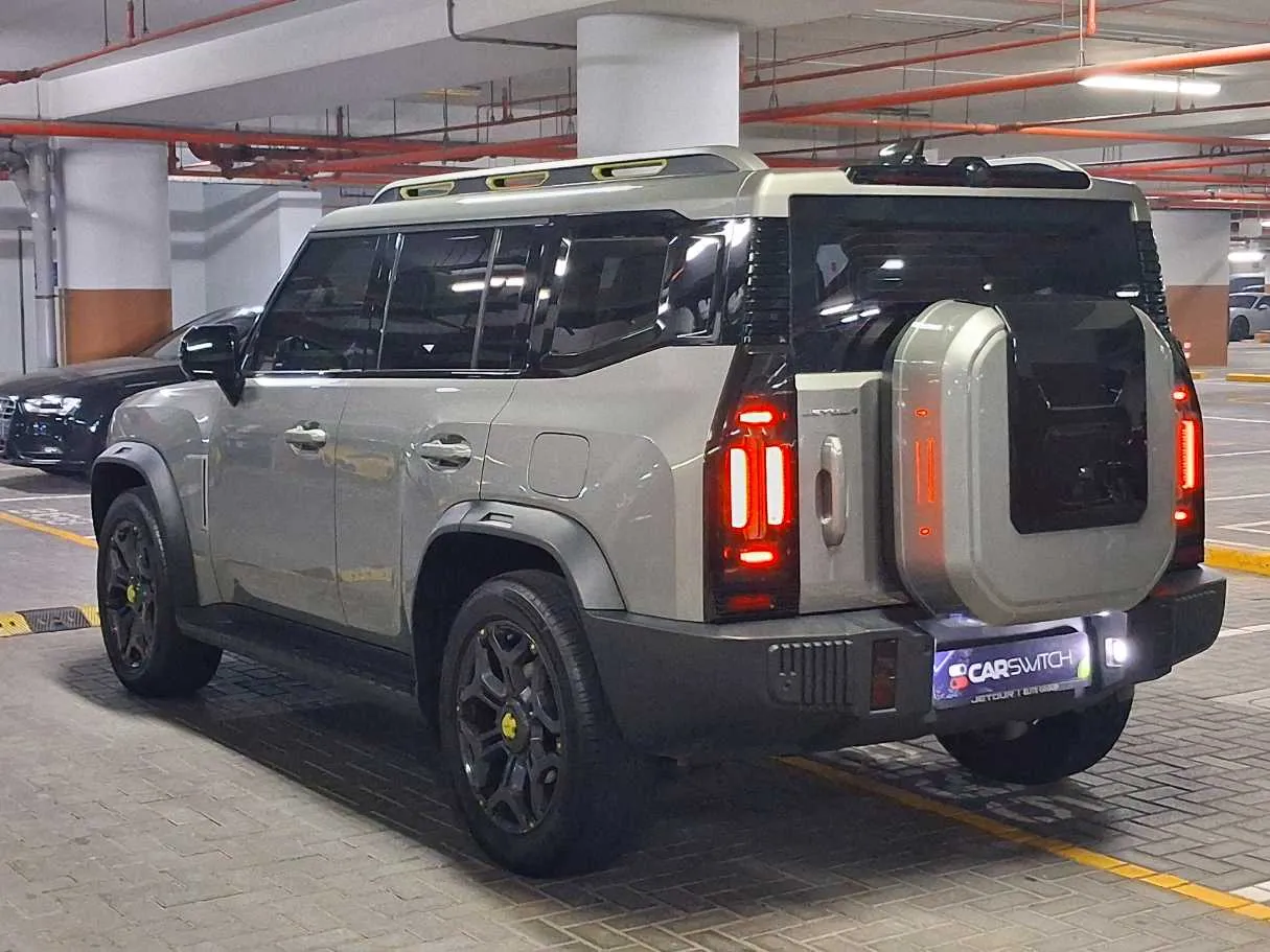 Car image 10