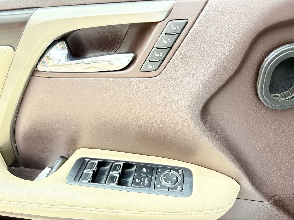 Car image 27