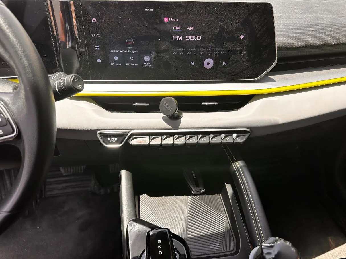 Car image 19