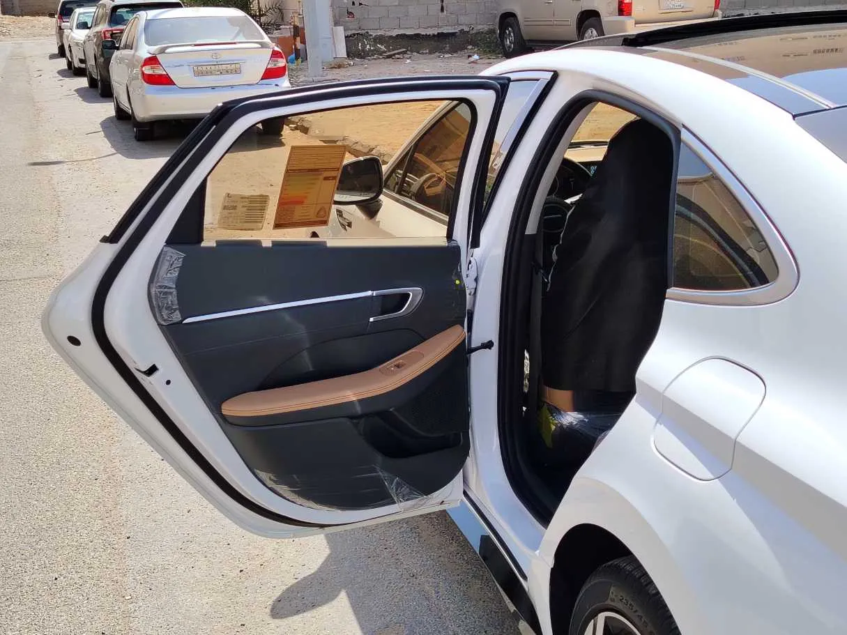 Car image 14