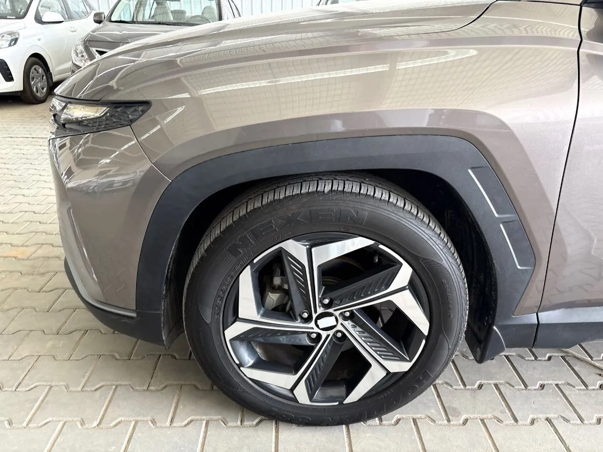Car image 9