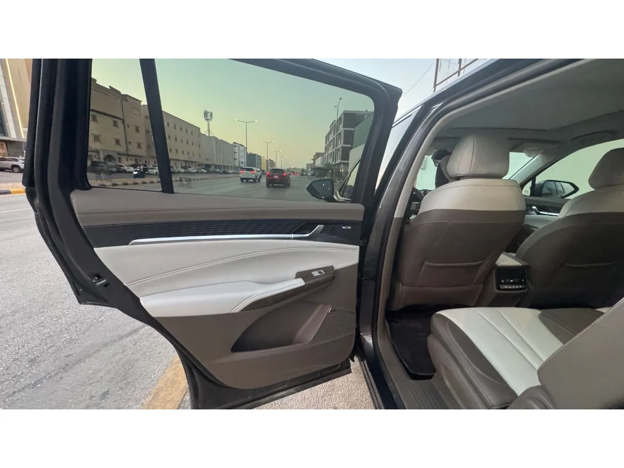 Car image 11